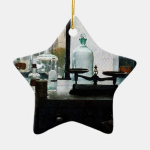 Evenwicht en flessen in scheikundig lab keramisch ornament
