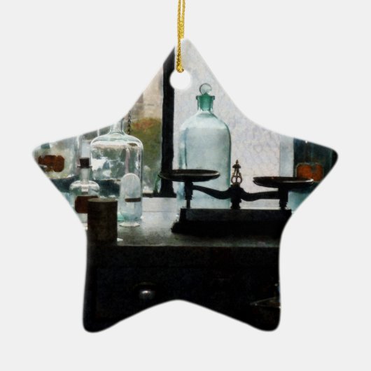 Evenwicht en flessen in scheikundig lab keramisch ornament (Voorkant)