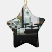 Evenwicht en flessen in scheikundig lab keramisch ornament (Links)