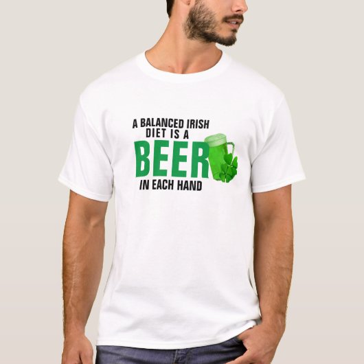 Evenwichtige eetgewoonte is een bier in elk handen t-shirt (Voorkant)