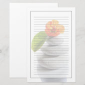 Evenwichtige stenen en rode bloem briefpapier (Voorkant / Achterkant)