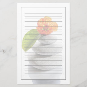 Evenwichtige stenen en rode bloem briefpapier