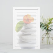 Evenwichtige stenen en rode bloem briefpapier (Staand voorkant)