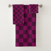 Evenwichtige visuals met maroon schaakbordpatroon bad handdoek (Insitu)