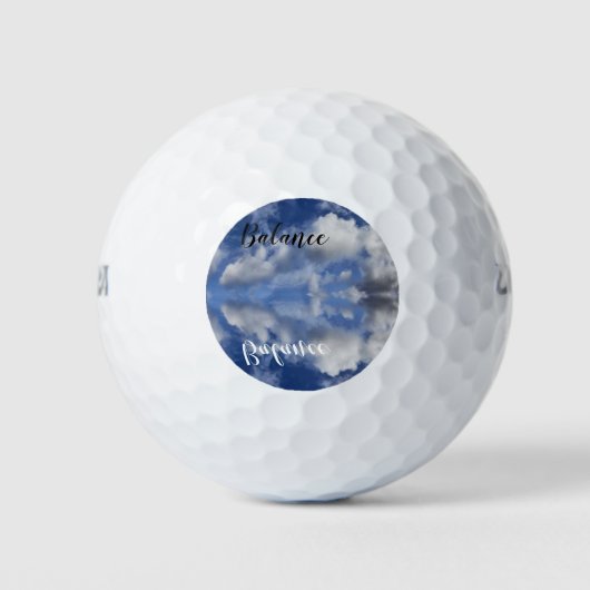 Evenwichtige witte fluffy cloud, reflecties golfballen (Voorkant)