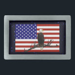 Ever Vigilant Bald Eagle Gesp<br><div class="desc">Een Bald Eagle scant de hemel van zijn baard op een boomtak, bovenop een vlag van de Verenigde Staten.</div>