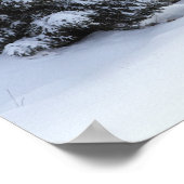 Evergreen bomen en weg in sneeuw poster (Hoek)