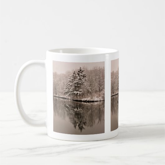 Evergreen Bomen op Lake Brown Sepia Winter Sneeuw Koffiemok (Links)