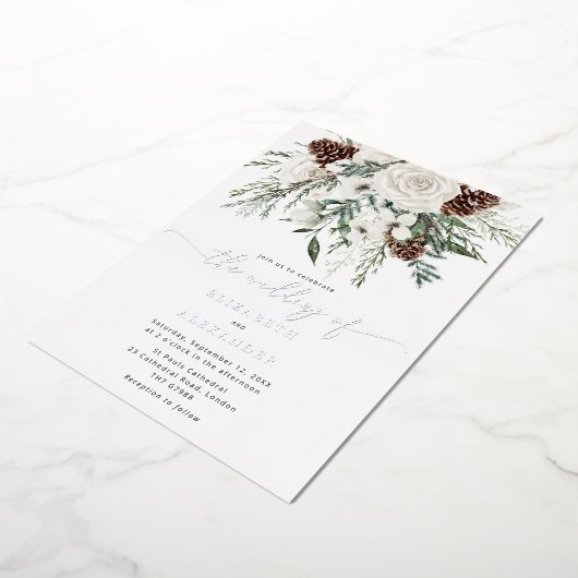 Evergreen elegante winterbruiloft Zilver Folie Uitnodiging (Gedraaid)