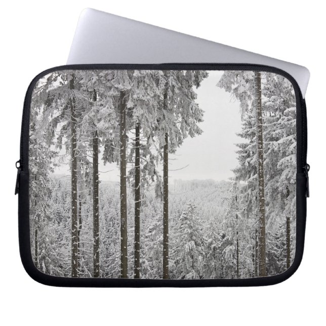 Evergreen forest in de winter laptop sleeve (Voorkant)