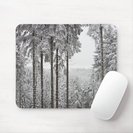 Evergreen forest in de winter muismat (Met muis)