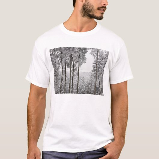 Evergreen forest in de winter t-shirt (Voorkant)