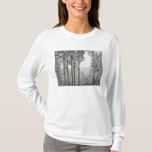 Evergreen forest in de winter t-shirt