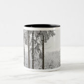 Evergreen forest in de winter tweekleurige koffiemok (Center)