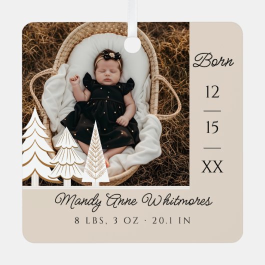 Evergreen Kerstboom Baby Geboortedatum Foto Metalen Ornament (Voorkant)