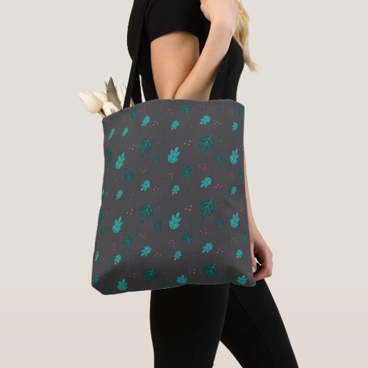 Evergreen Tree Leaves en Red Holly Berries Tote Bag (Dichtbij)