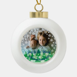 Evergreen Trees Wit Sneeuwvlokken Vreugde aan de W Keramische Bal Ornament