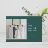 Evergreen trouwt Nieuwjaar | Elegante bruiloft Feestdagenkaart (Staand voorkant)