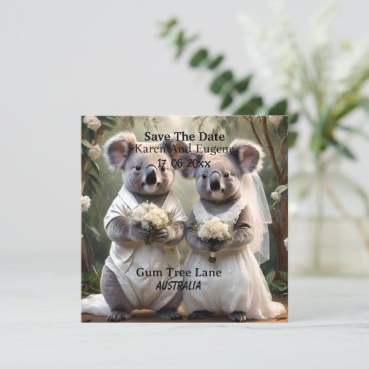 Evergreen Vows: Een Koala-bruiloft in het wit Kaart (Staand voorkant)