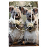 Evergreen Vows: Een Koala-bruiloft in het wit Medium Cadeauzakje (Voorkant)