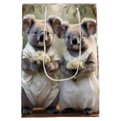 Evergreen Vows: Een Koala-bruiloft in het wit Medium Cadeauzakje (Achterkant)