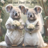 Evergreen Vows: Een Koala-bruiloft in het wit Sticker (Voorkant)