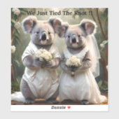 Evergreen Vows: Een Koala-bruiloft in het wit Sticker (Vel)