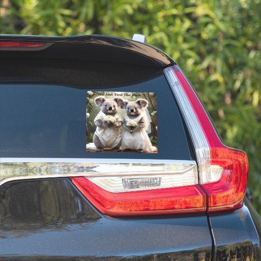 Evergreen Vows: Een Koala-bruiloft in het wit Sticker (Auto Zijkant)