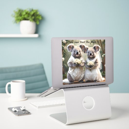 Evergreen Vows: Een Koala-bruiloft in het wit Sticker (Laptop op bureau)