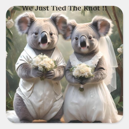 Evergreen Vows: Een Koala-bruiloft in het wit Vierkante Sticker (Voorkant)