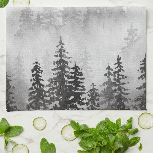 Evergreens in het bos Foggy Mountain in het zwart Theedoek (Gevouwen)