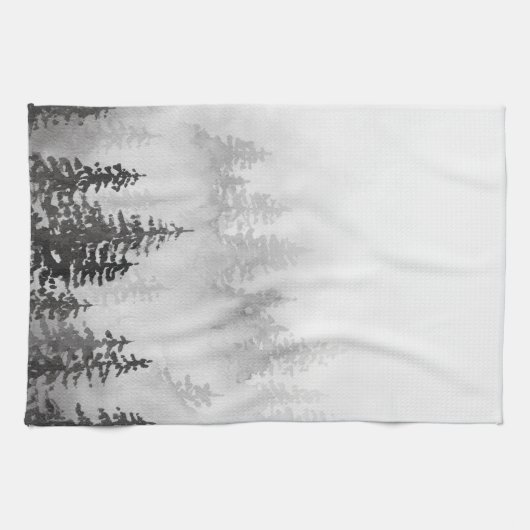 Evergreens in het bos Foggy Mountain in het zwart Theedoek (Horizontaal)