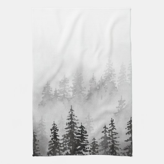 Evergreens in het bos Foggy Mountain in het zwart Theedoek (Verticaal)