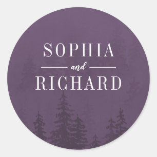 Evergreens in het Paarse woedende bos van Fog Ronde Sticker