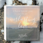Everlasting Liefde Bijbel Verse Zonsopgang Aanpass Houten Kist Print<br><div class="desc">U kunt een naam of namen toevoegen aan dit prachtige mistige zonsopgang Bijbel Verse Sign. Alle tekst kan worden gewijzigd of gepersonaliseerd naar uw eigen namen, datums en tekst voor een mooi stijlvol bord. "Ik heb van je gehouden met een eeuwige liefde" is geschreven in hedendaagse witte elegante typografie. Het...</div>