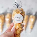 EVERLEIGH Ready to Pop Popcorn-Sticker Ronde Sticker<br><div class="desc">Everleigh Collectie - een verbluffend en minimalistisch collectie met een modern lettertype voor kalligrafie dat zowel chic als stijlvol is. Dit collectie biedt een tijdloos en elegant ontwerp dat perfect is voor elke gebeurtenis, van bruiloften tot baby showers en alles daartussen. Beleef de elegantie en verfijning van het Collectie van...</div>