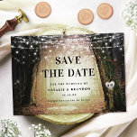 Evermore | Kantelend bos | Amber Wedding Save The Date<br><div class="desc">Evermore | Kantelend bos | Amber Gold Wedding Invitation Suite Droge magische fantasiebossen, met etherische snaarlampen en ploegenbomen die overal oplichten en gladstrijken. Het afbeelding heeft een gloed vol licht, voor een romantische nachtelijke huwelijksreis. Dit wiebelende ontwerp is zeker om je gasten te fascineren! De aanpasbare tekst wordt gesteund door...</div>