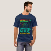 Every Frequency Matters – Music Producer T-Shirt (Voorkant volledig)