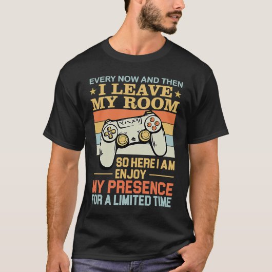 Every Now And Then I Leave My Room  Gamer T-shirt (Voorkant)