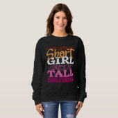Every Short Girl Needs A Tall Girlfriend Lesbian L Trui (Voorkant volledig)