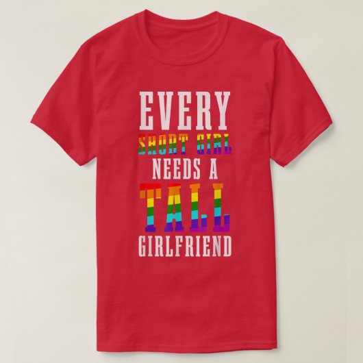 Every Short Girl Needs A Tall Girlfriend LGBTQ Les T-shirt (Design voorkant)
