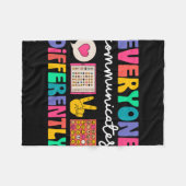 Everyone Communicates Differently Special Educatio Fleece Deken (Voorkant (Horizontaal))