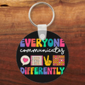 Everyone Communicates Differently Special Educatio Sleutelhanger (Voorkant)