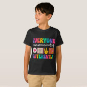 Everyone Communicates Differently Special Educatio T-shirt (Voorkant volledig)