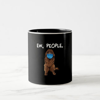 Ew. Mensen | Newfie Dog Wearing Face Mask Gift Tweekleurige Koffiemok