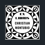 Ex Libris Houten Stempel - Geometrisch Motief<br><div class="desc">Geef je persoonlijke bibliotheek een verfijnd tintje met dit unieke houten kunststempel. Met een boeiend Ex Libris-ontwerp omlijst door een ingewikkeld, in elkaar grijpend geometrisch motief, maakt dit stempel een echt gepersonaliseerd eigendomskenmerk mogelijk. Ideaal voor het stempelen rechtstreeks op boekpagina's, het maken van aangepaste boekplaatjes of het toevoegen van een...</div>
