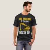 Excavator Backhoe is Calling T-shirt (Voorkant volledig)