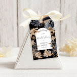 Exclusief goud en zwart bloemig Vrijgezellenfeest Cadeaulabel<br><div class="desc">Ons "Exclusive Gold And Black Floral Wedding" collectie heeft een luchtige waterverf zwart en goudbloemen en een ruim gebladerte. In combinatie met een elegant script dat klaar is voor uw personalisatie,  waardoor het een chique en modern bruiloft collectie is. Kijk in onze winkel voor meer overeenkomende objecten.</div>