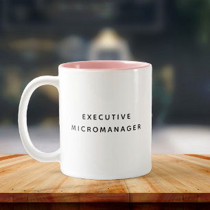 Executive Micromanager Funny Boss Medewerker Besti Tweekleurige Koffiemok