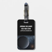 Exoplanet OGLE-2016-BLG-1195lb draait om een klein Bagagelabel (Achterkant verticaal)